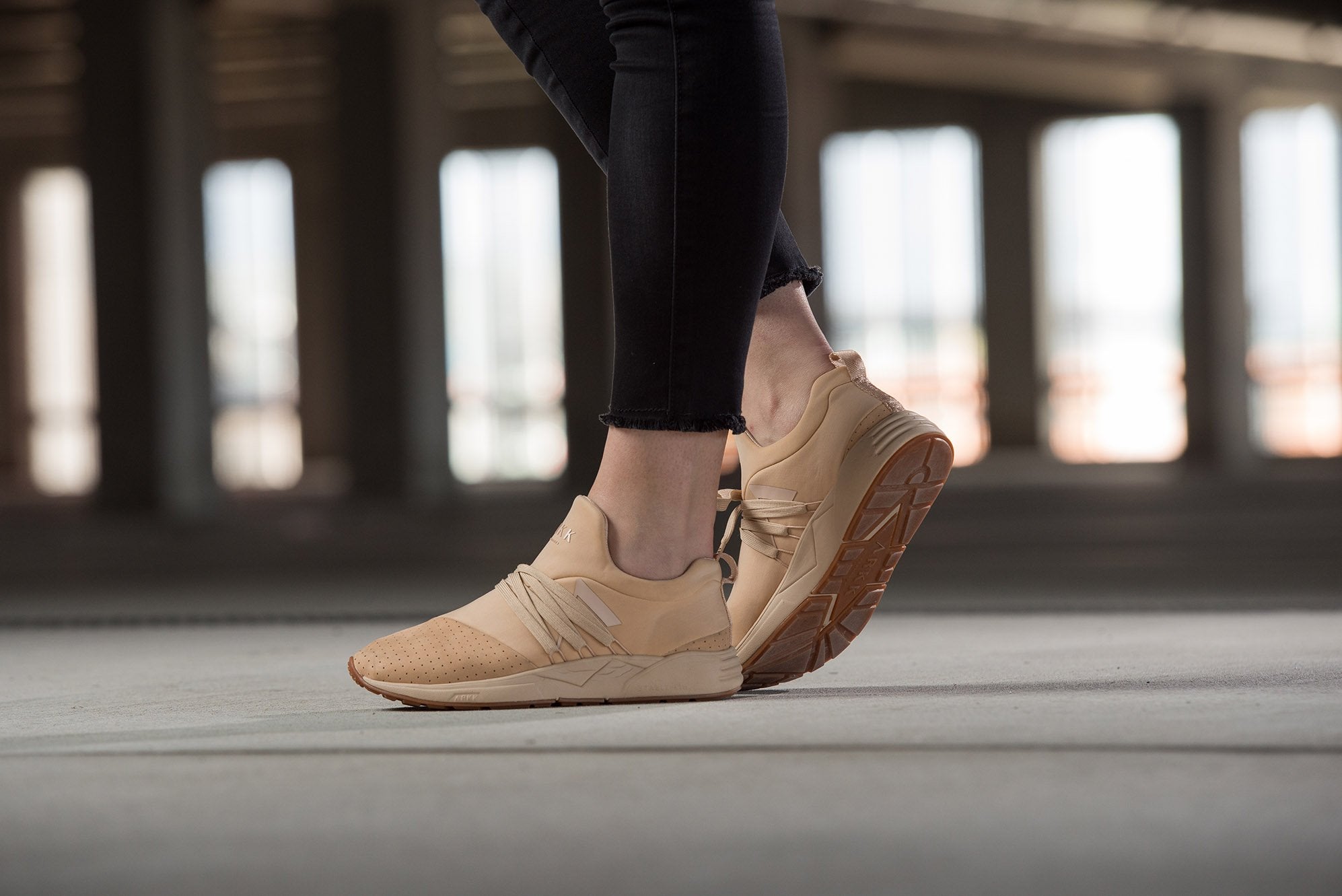 Raven Nubuck S-E15 Warm Sand Gum - Women