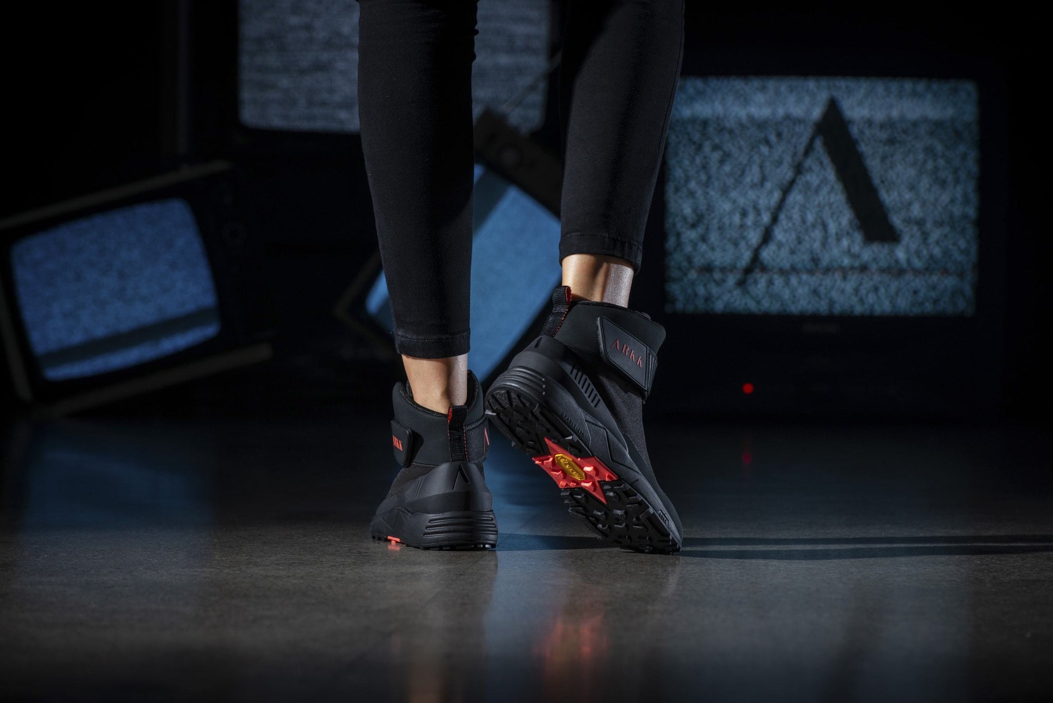 ARKK Copenhagen - Main Line Pythron Mesh 2.0 S-E15 Vibram® Black Neon Coral-Women Pythron Black