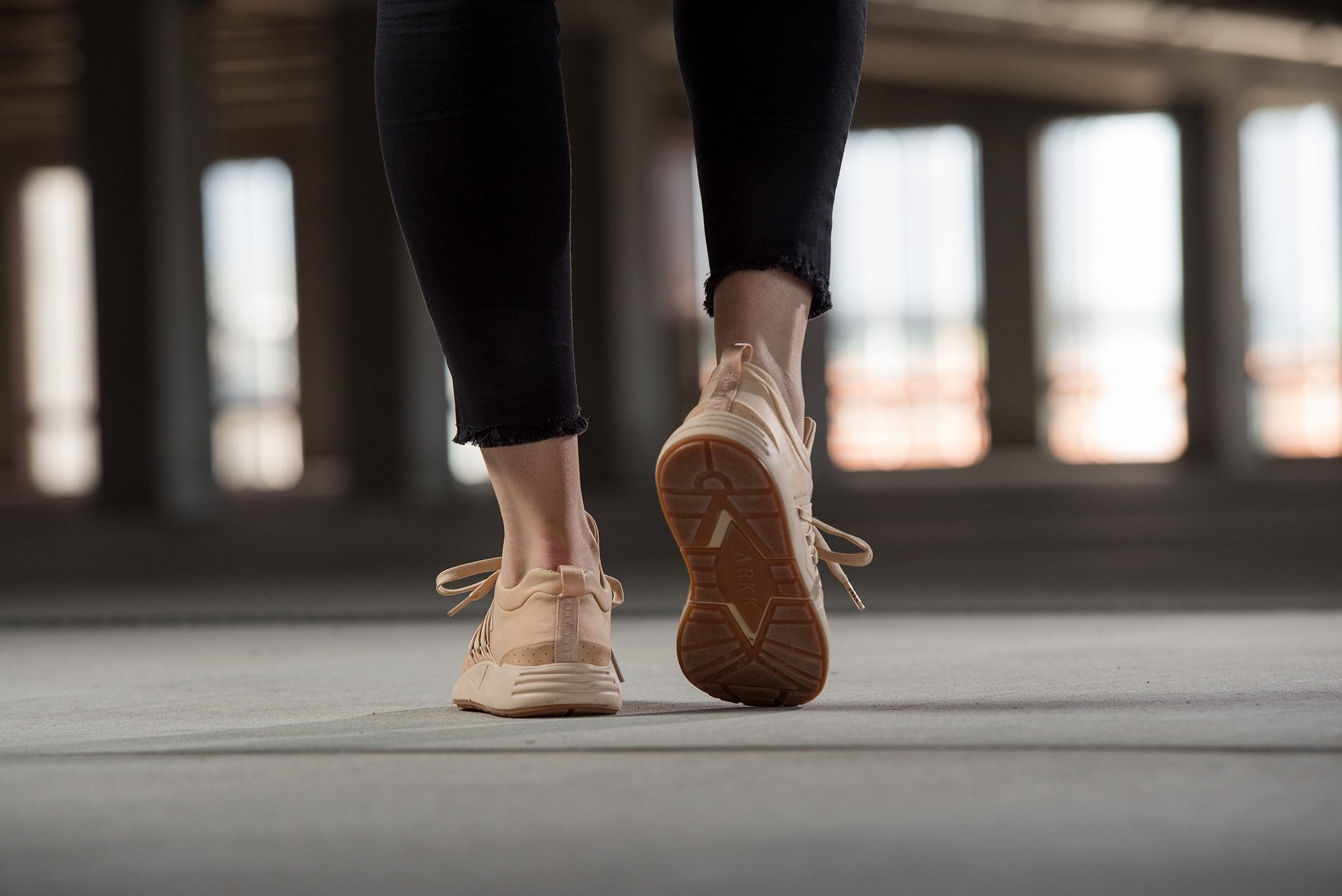 Raven Nubuck S-E15 Warm Sand Gum - Women