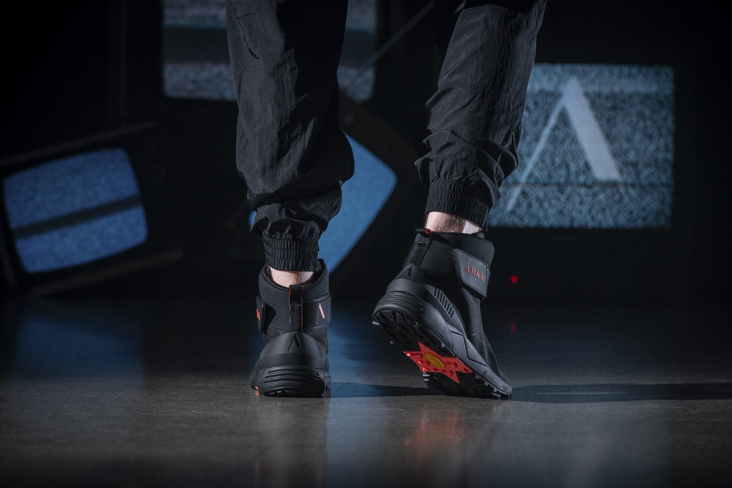 ARKK Copenhagen - Main Line Pythron Mesh 2.0 S-E15 Vibram® Black Neon Coral-Men Pythron Black