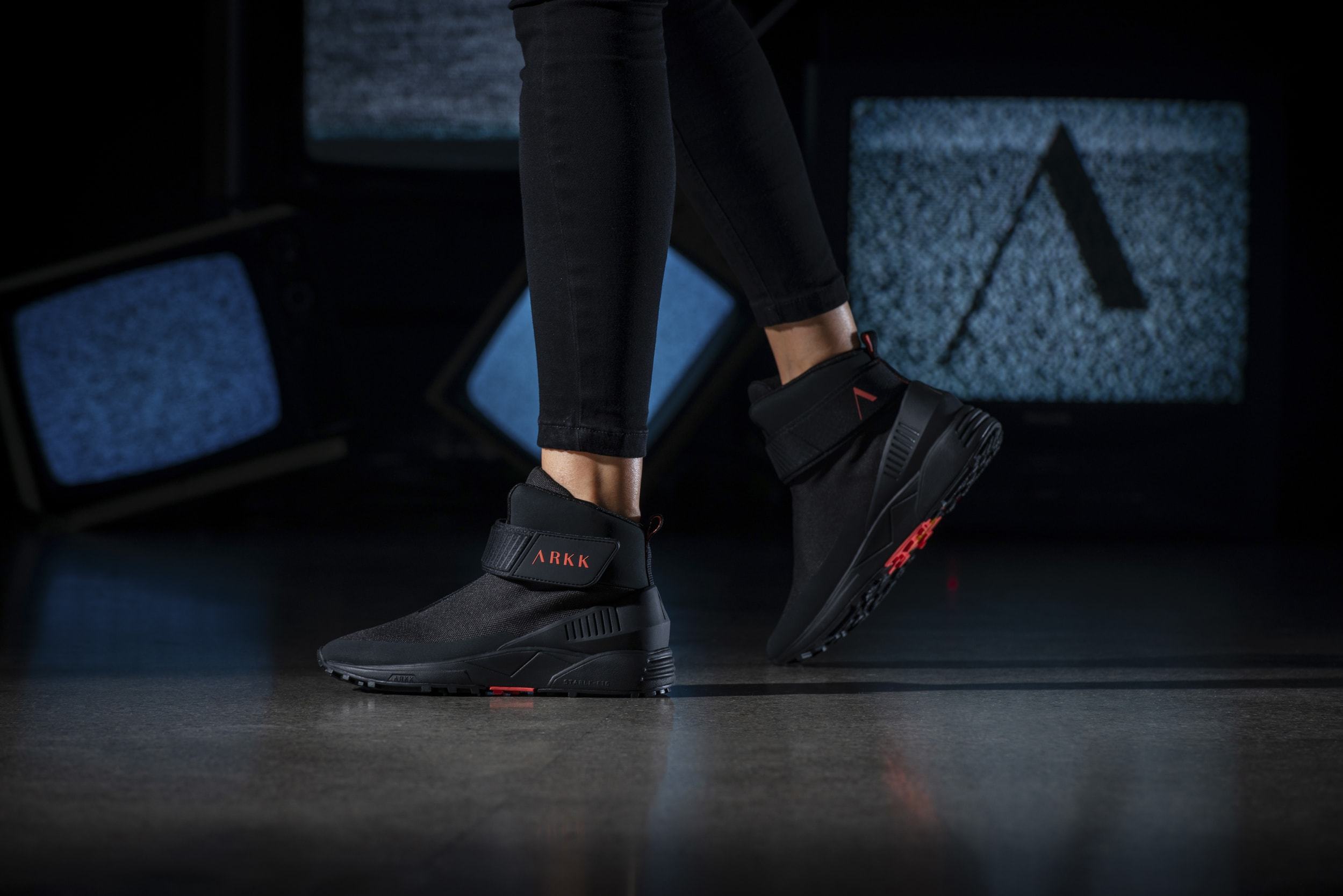 ARKK Copenhagen - Main Line Pythron Mesh 2.0 S-E15 Vibram® Black Neon Coral-Women Pythron Black